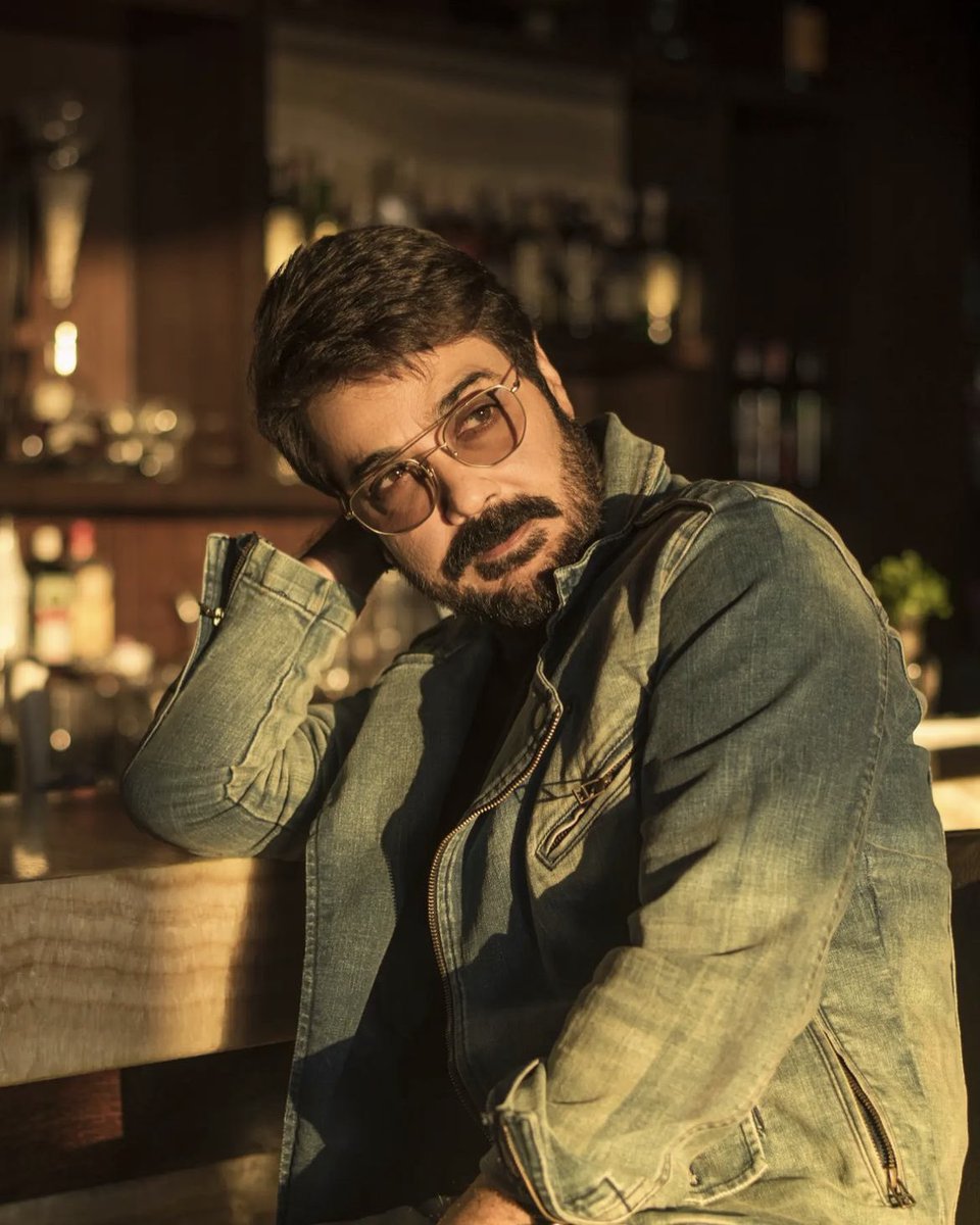 Calcutta_Times's tweet photo. Everyone hold your breath! The star has arrived! @prosenjitbumba looks dashing in this cool denim fit, rocking his signature shades!
#prosenjit #prosenjitchatterjee #prosenjit_chatterjee #denim #tollywood #celebrity https://t.co/SLGHxLh9h1