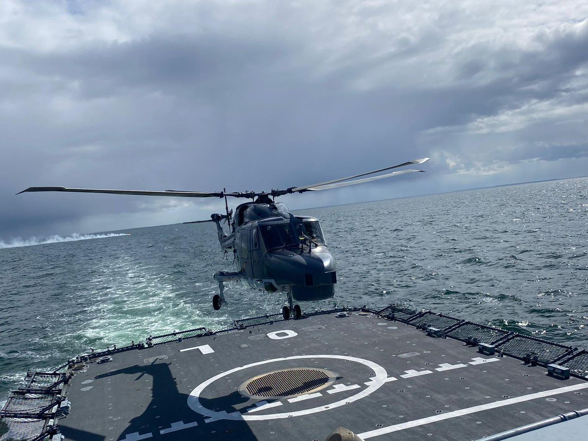 Com1DEUCorvSqn's tweet photo. Doppelpack: um anspruchsvoller zu üben, haben mit ERFURT & OLDENBURG erstmals zwei Besatzungen gemeinsam am #EAZSM trainiert.
Zwischen Brandabwehr & Flugbetrieb wurde beim #ActionMessing vor der Kombüse verpflegt, während das simulierte Gefecht weiter lief.
#trainasyoufight https://t.co/4gYLCgrMEe