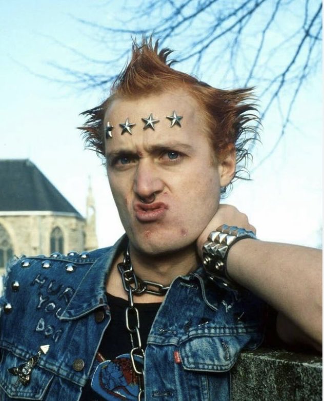 7 mei 2023, de dag dat ik er achter kwam dat Eddie en Vyvyan al 38 jaar getrouwd zijn, drie kinderen en vijf kleinkinderen hebben. Jullie vertellen mij ook niks hè?

#absolutelyfabulous
#theyoungones