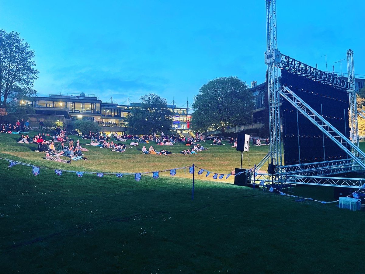 HighRiseproject's tweet image. WHAT AN EVENING !!! 

On Friday evening we provided @uniofbath an 8m wide, hi res, super bright #mobileledscreen. Their venue did not disappoint, based at the bottom of an amphitheater style with the lake in the back ground. It was Stunning!!!
#screenhire #mobilecinema