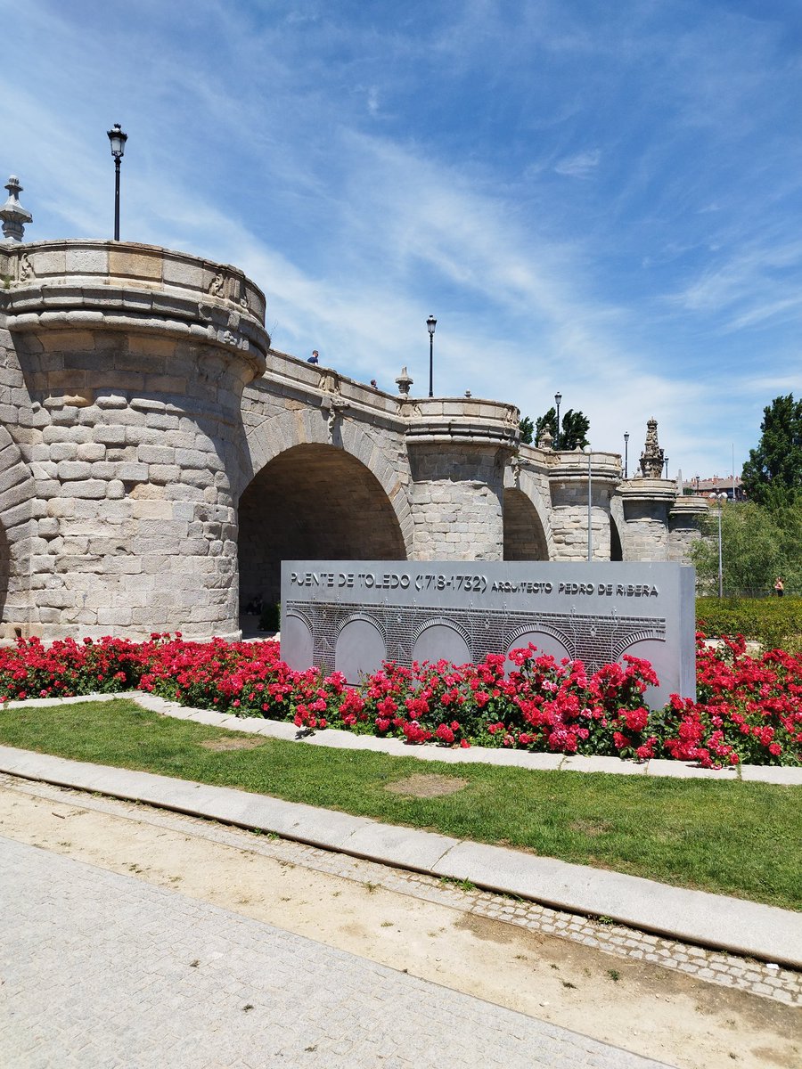 ROBERTOPEREZ59's tweet photo. Caminando hacia el Puente de Toledo! Madrid es vida! https://t.co/0wHvMjS1Bv