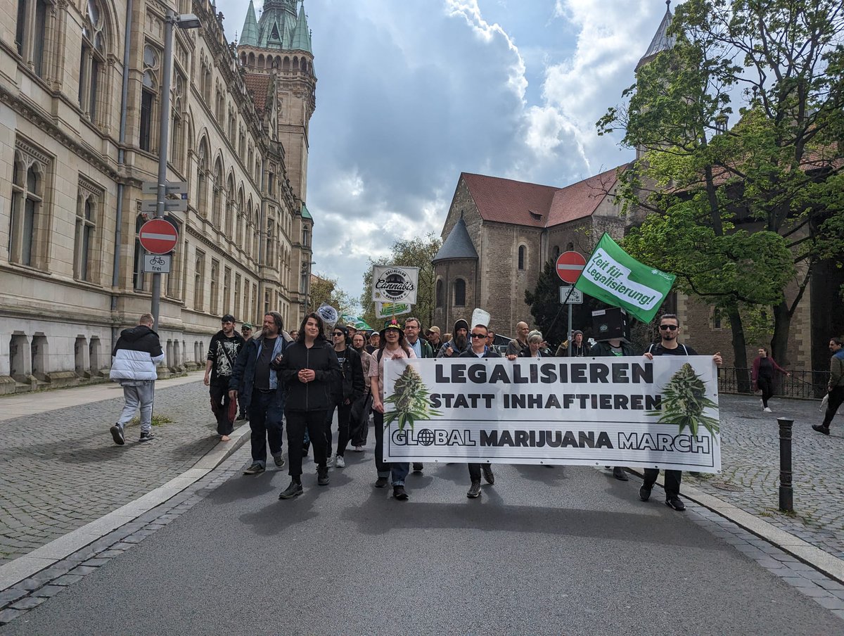 bs_gmm's tweet image. Vielen Dank an alle, die gestern Seite an Seite für die Legalisierung von Cannabis demonstriert haben 💚

Bei uns in Braunschweig war die Demo wie immer klein aber fein, tolle Leute, unfassbar gute Stimmung, ein respektvoller und freundlicher Umgang miteinander, einfach schön 🙂