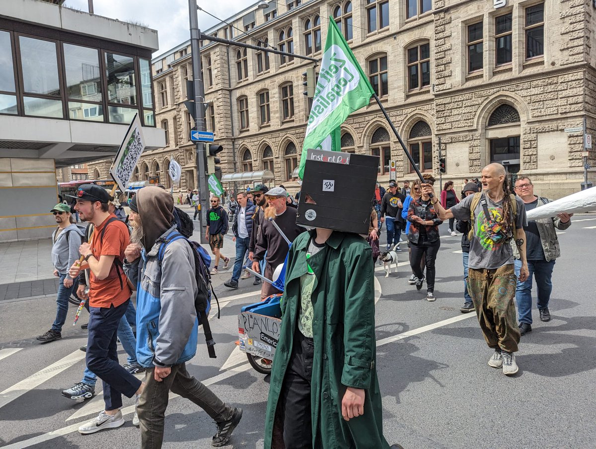 bs_gmm's tweet image. Vielen Dank an alle, die gestern Seite an Seite für die Legalisierung von Cannabis demonstriert haben 💚

Bei uns in Braunschweig war die Demo wie immer klein aber fein, tolle Leute, unfassbar gute Stimmung, ein respektvoller und freundlicher Umgang miteinander, einfach schön 🙂