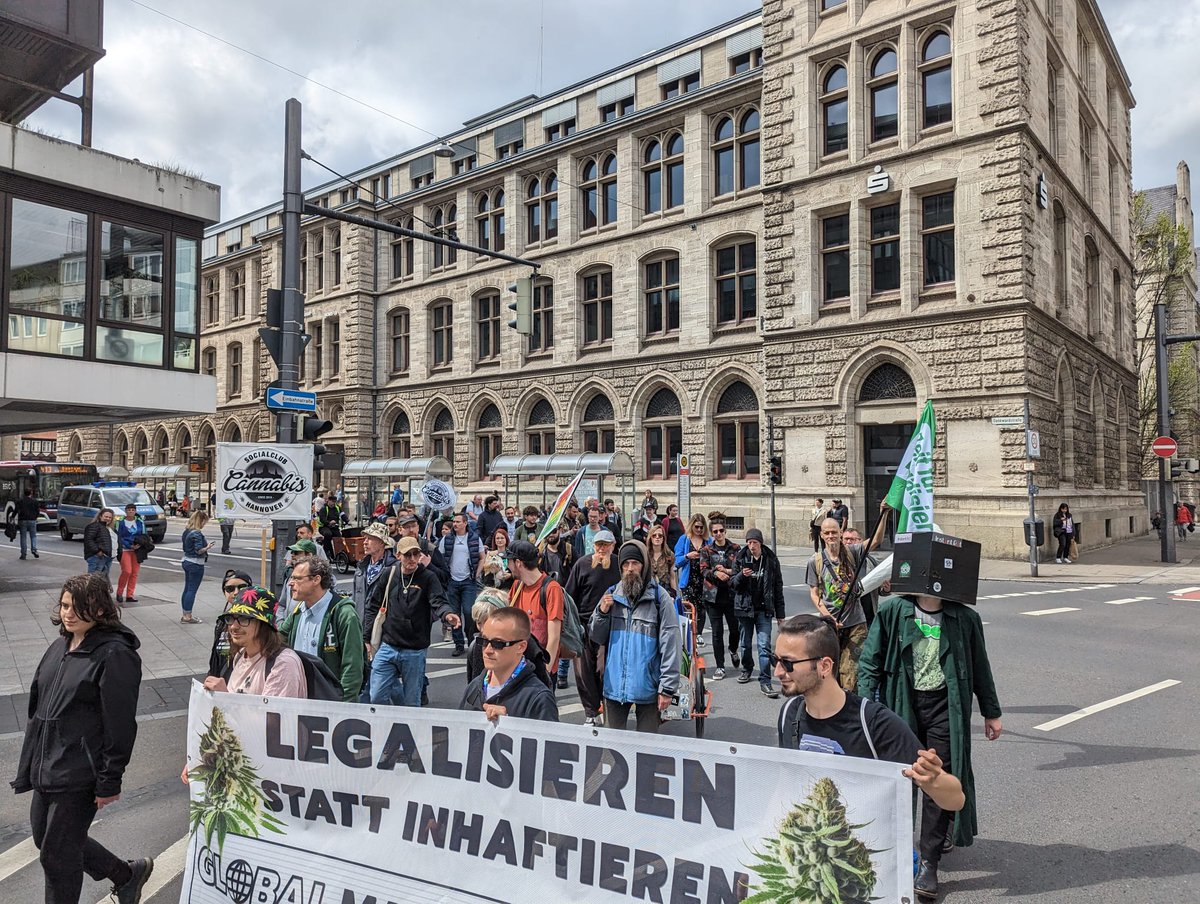 bs_gmm's tweet image. Vielen Dank an alle, die gestern Seite an Seite für die Legalisierung von Cannabis demonstriert haben 💚

Bei uns in Braunschweig war die Demo wie immer klein aber fein, tolle Leute, unfassbar gute Stimmung, ein respektvoller und freundlicher Umgang miteinander, einfach schön 🙂
