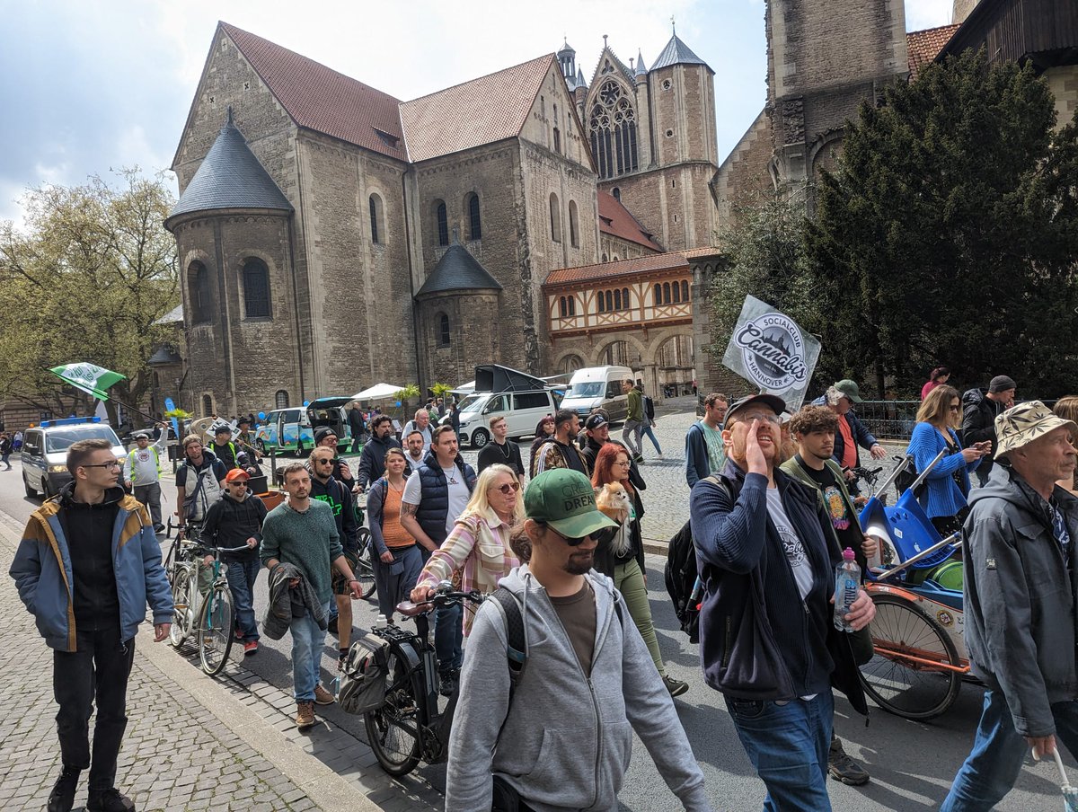bs_gmm's tweet image. Vielen Dank an alle, die gestern Seite an Seite für die Legalisierung von Cannabis demonstriert haben 💚

Bei uns in Braunschweig war die Demo wie immer klein aber fein, tolle Leute, unfassbar gute Stimmung, ein respektvoller und freundlicher Umgang miteinander, einfach schön 🙂