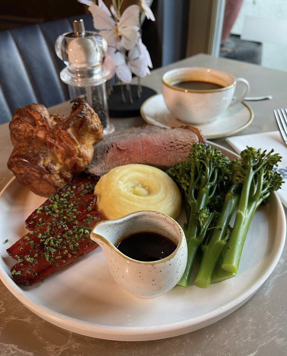 Let us do Sunday Lunch for you, the perfect time to sit back and enjoy some great Gastrobar food 👌

#ireland #dublin #dublinfood #dalkey #dalkeyfood #sunday #sundaylunch #thequeensdalkey