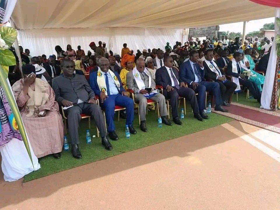 MimiMefoInfo's tweet image. #Les fils et filles du département du #haut #nyong région l&apos;#Est, ont organisé ce samedi un meeting de #remerciement
au #président de la #République, pour la #nomination de #Roger #Athanase Meyong Abath au poste de #Directeur #Général des #Impôts

mimimefoinfos.com