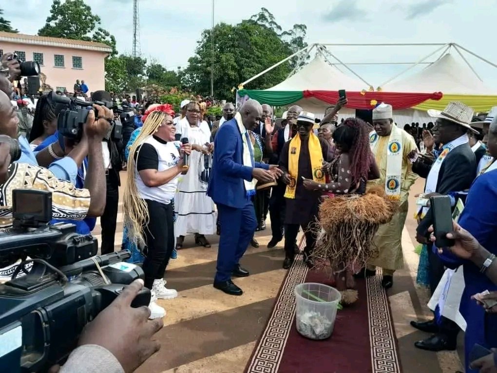 MimiMefoInfo's tweet image. #Les fils et filles du département du #haut #nyong région l&apos;#Est, ont organisé ce samedi un meeting de #remerciement
au #président de la #République, pour la #nomination de #Roger #Athanase Meyong Abath au poste de #Directeur #Général des #Impôts

mimimefoinfos.com