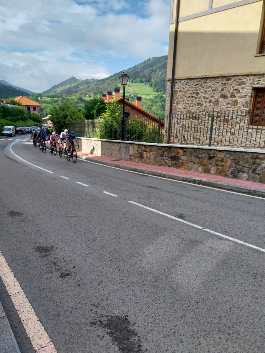 En el primer paso por Ibarrangelu 
El Eulen pone en fila de uno al pelotón
<a href="/jirabira/">JIRA-BIRA CYCLING</a>
#TorneoEuskaldun