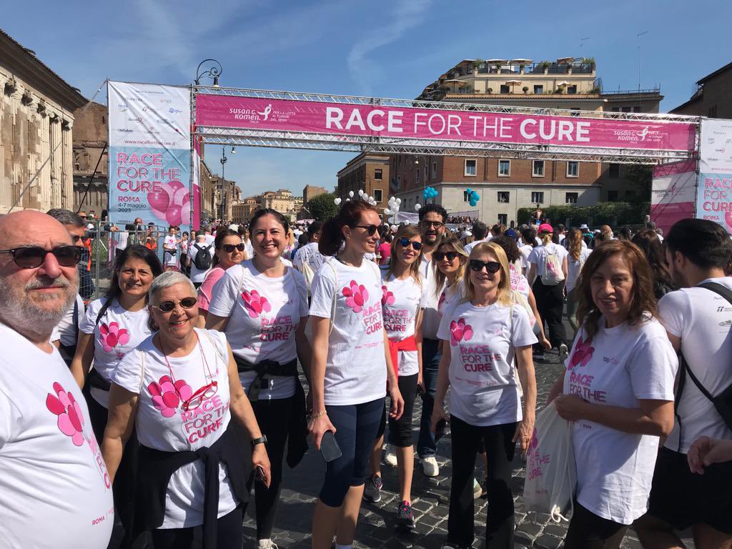 Camminiamo a fianco delle donne che affrontano la prova del tumore al seno. Un impegno costante per la prevenzione che salva la vita. Una bellissima domenica di festa e di speranza! Donne per le donne! #RaceForTheCure #rftc2023
