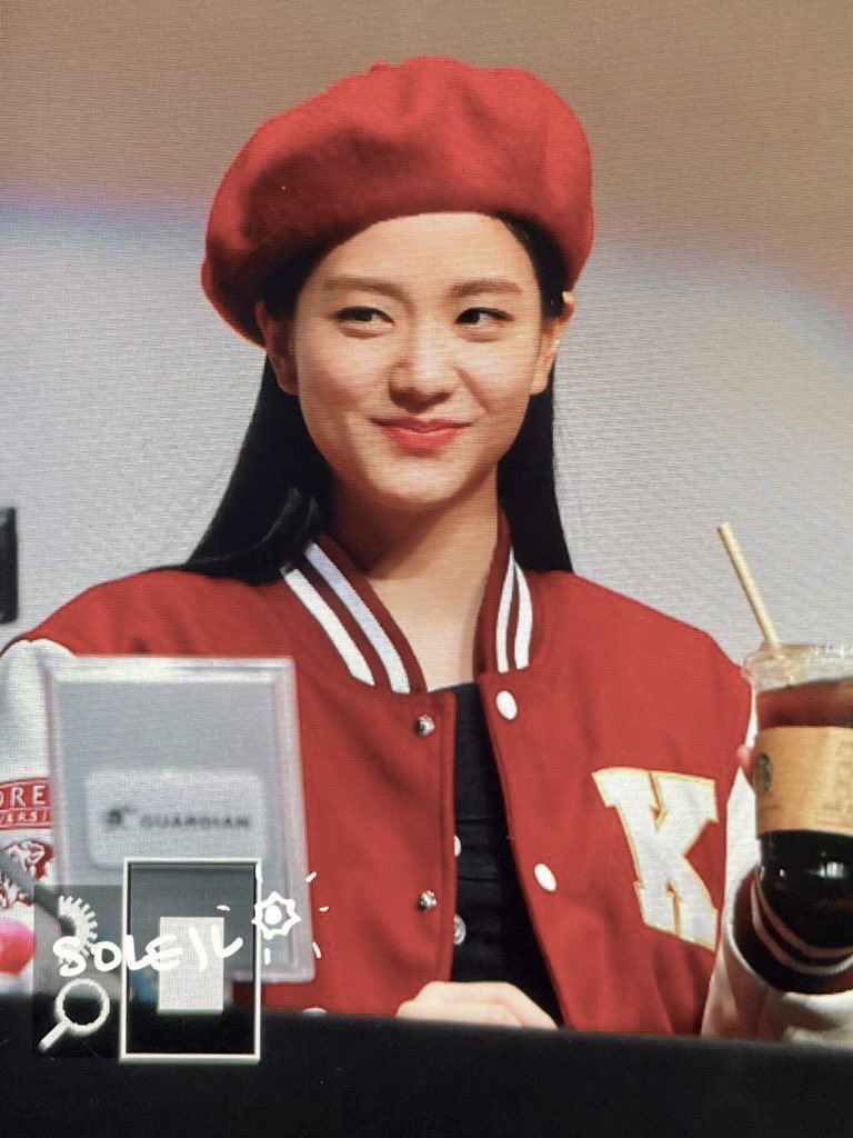 🌱 on Twitter "RT jisoophoric someone literally gave jisoo a beret
