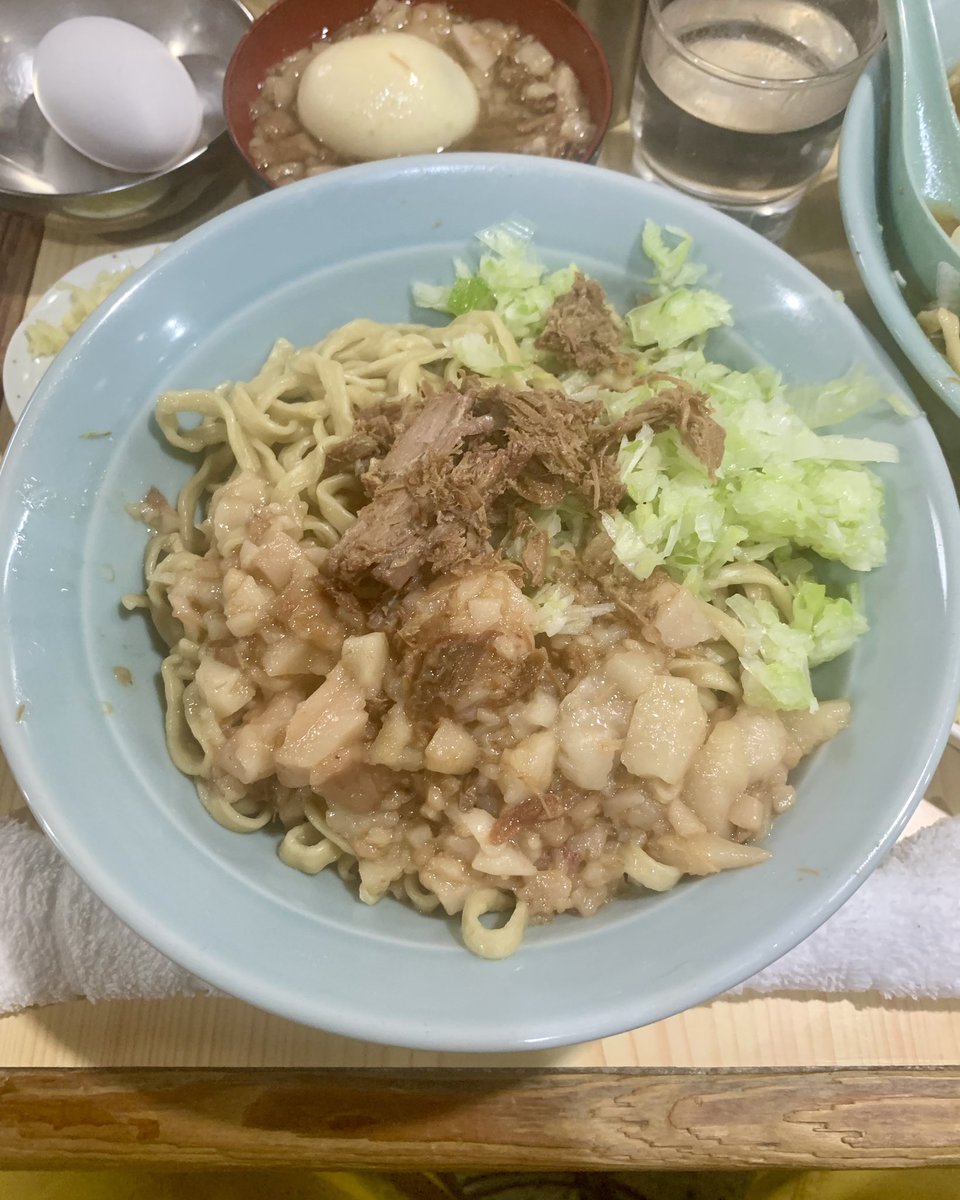 ラーメン富士丸 明治通り都電梶原店
ラーメン 炙りNm
大盛 白 ネギ×2 生姜×2 生卵 ゆで玉子 豚カスあぶら
最初にラーメン着丼して天地返してあれ白は？ってなる狂気の麺量、スープ美味くて行ける！と思ったが後半失速しつつ何とか完食したら、あれ?食べれた？って顔するのやめてあんだけ盛っておいて笑