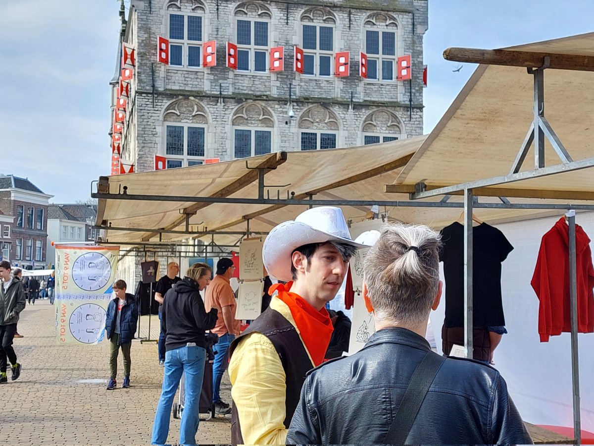 maartenmiller's tweet photo. Er werd vandaag veel regen verwacht, maar Lucky Luke heeft mooi weer meegebracht. #stripmarkt #Gouda https://t.co/lbTFoKvgcJ