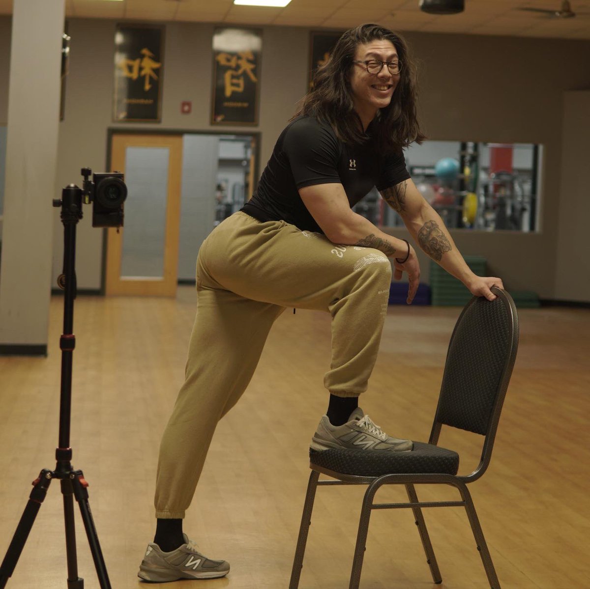 danorans's tweet image. Found a chair in my posing room 👀