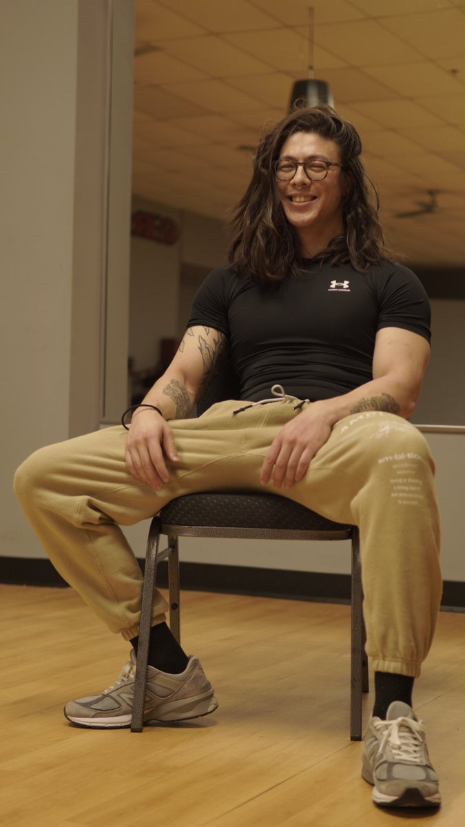 danorans's tweet image. Found a chair in my posing room 👀