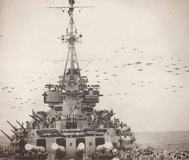 #OnThisDay 1945 the Japanese surrender marking the end of major fighting in all theatres of #WW2
@RoyalNavy sailors from HMS DUKE of YORK celebrate with a Fly Past a few weeks later. We should never forget the gift of freedom granted to us by this remarkable generation. #VJDay