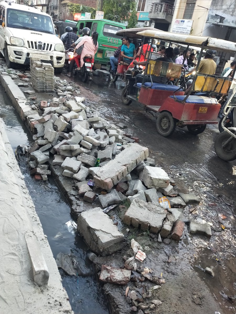 KDeo007's tweet photo. @MunicipalCommi2 @AdminLKO महोदय, केसरबाग बस अड्डे से लेकर गुइन रोड चौराहे तक पूरी सड़क पर बहुत दिनों से काम चल रहा है। इतने व्यस्त मार्ग पर मरम्मत अथवा निर्माण का कार्य बहुत तेजी से होना चाहिए। परंतु बहुत धीमी गति से हो रहा है। साथ ही सड़क पर लगातार पानी बह रहा है। 🙏🙏 https://t.co/VqvP7tfUII