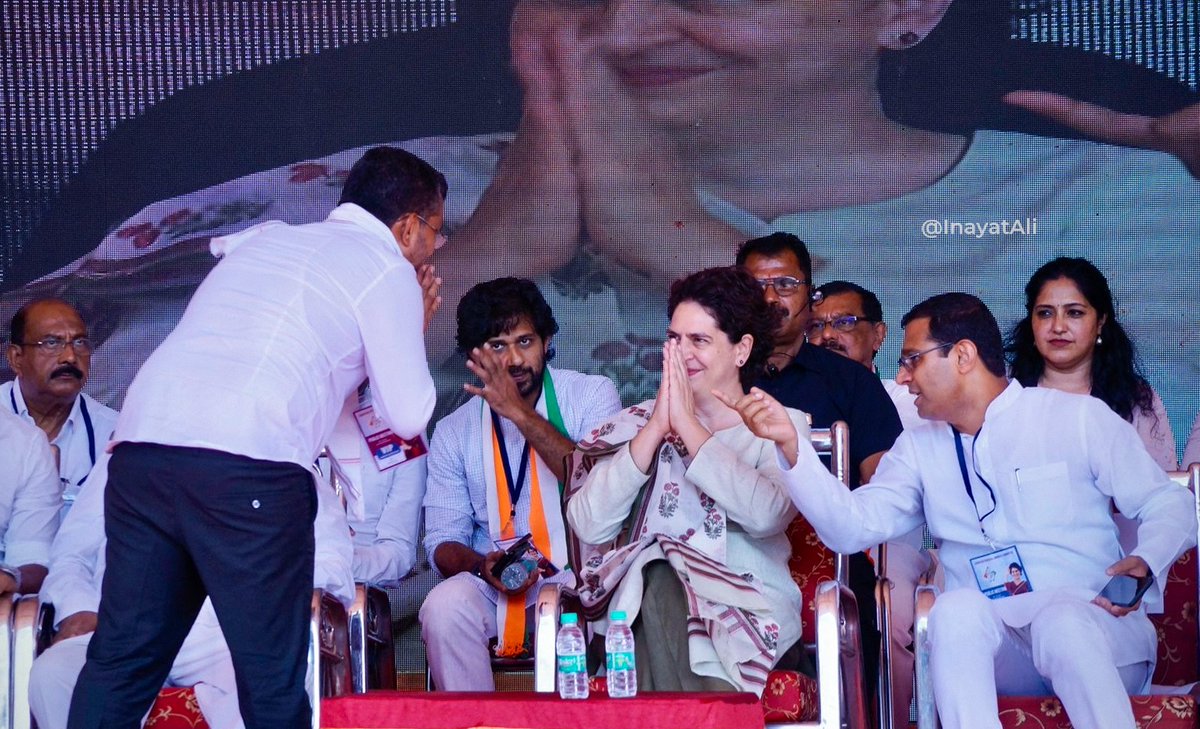 InayatMulki's tweet photo. ಇಂದು ಮೂಡುಬಿದರೆಯಲ್ಲಿ ನಡೆದ ಸಾರ್ವಜನಿಕ ಸಮಾವೇಶದಲ್ಲಿ AICC ಪ್ರಧಾನ ಕಾರ್ಯದರ್ಶಿ ಶ್ರೀಮತಿ @Priyankagandhi ಅವರು ಅಧ್ಯಕ್ಷತೆವಹಿಸಿ ಮಾತನಾಡಿ, ಪ್ರಧಾನಿ ನರೇಂದ್ರ ಮೋದಿ ಅವರು ನಿರುದ್ಯೋಗ &amp; ಬೆಲೆ ಏರಿಕೆ ಬಗ್ಗೆ ಮಾತನಾಡಲಿಲ್ಲ. ಆದರೆ, ಜನರ ಸಮಸ್ಯೆಗೆ ಸ್ಪಂದಿಸಲು ಕಾಂಗ್ರೆಸ್‌ ಗ್ಯಾರಂಟಿ ಘೋಷಿಸಿದೆ ಎಂದು ತಿಳಿಸಿದರು. 
1/2 https://t.co/HKvY8cnpqM
