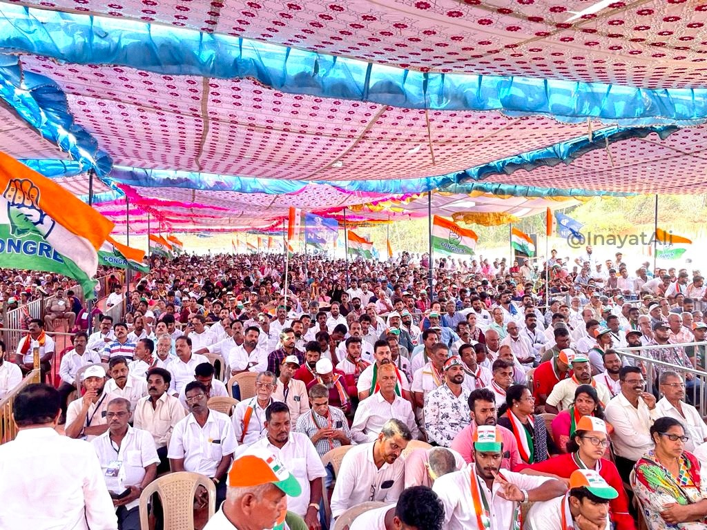 InayatMulki's tweet photo. ಇಂದು ಮೂಡುಬಿದರೆಯಲ್ಲಿ ನಡೆದ ಸಾರ್ವಜನಿಕ ಸಮಾವೇಶದಲ್ಲಿ AICC ಪ್ರಧಾನ ಕಾರ್ಯದರ್ಶಿ ಶ್ರೀಮತಿ @Priyankagandhi ಅವರು ಅಧ್ಯಕ್ಷತೆವಹಿಸಿ ಮಾತನಾಡಿ, ಪ್ರಧಾನಿ ನರೇಂದ್ರ ಮೋದಿ ಅವರು ನಿರುದ್ಯೋಗ &amp; ಬೆಲೆ ಏರಿಕೆ ಬಗ್ಗೆ ಮಾತನಾಡಲಿಲ್ಲ. ಆದರೆ, ಜನರ ಸಮಸ್ಯೆಗೆ ಸ್ಪಂದಿಸಲು ಕಾಂಗ್ರೆಸ್‌ ಗ್ಯಾರಂಟಿ ಘೋಷಿಸಿದೆ ಎಂದು ತಿಳಿಸಿದರು. 
1/2 https://t.co/HKvY8cnpqM