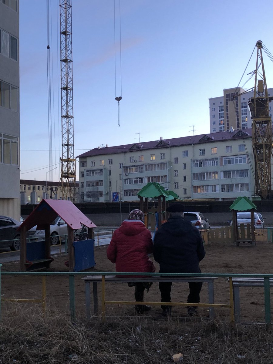 сегодня стала свидетелем прекрасной картины 🛐💟💟💟 
тут идеально все: лавочка на детской площадке , пожилая пара, которая мило беседует, кран в форме сердца
