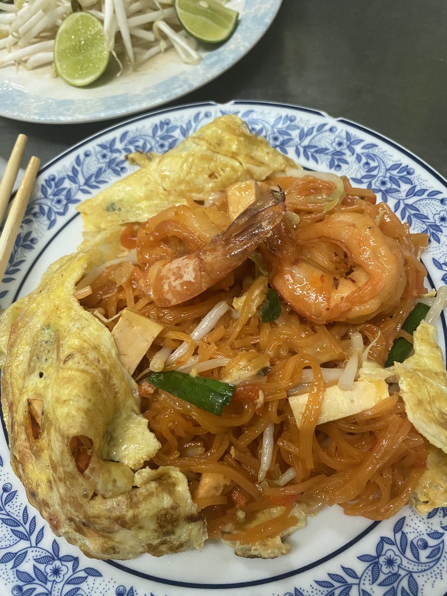 therpapai's tweet photo. ลุงภา ผัดไทเจ้าเก่าแก่ ย่านประตูผี ข้างๆทิพย์สมัย สำหรับใครไม่อยากรอคิวนาน คนเยอะ เราว่าร้านนี้เป็นอีกร้านที่ทำได้ดี เส้นจันท์ผัดหอมกระทะ มีความเหนียวนุ่ม เราสั่งแบบห่อไข่มันกุ้ง กุ้งสด 120 บาทถือว่าราคาประมาณนึง ส่วนปริมาณสำหรับเรากำลังดีค่ะ ไปลองกัน@aroii #อร่อยบอกต่อ #เทอพาไป https://t.co/Om6193heCZ