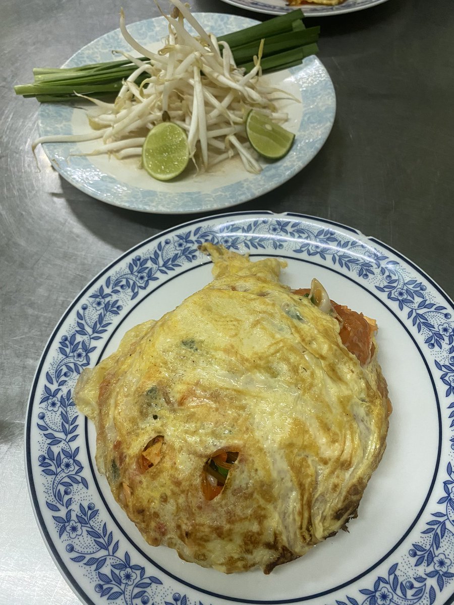 therpapai's tweet photo. ลุงภา ผัดไทเจ้าเก่าแก่ ย่านประตูผี ข้างๆทิพย์สมัย สำหรับใครไม่อยากรอคิวนาน คนเยอะ เราว่าร้านนี้เป็นอีกร้านที่ทำได้ดี เส้นจันท์ผัดหอมกระทะ มีความเหนียวนุ่ม เราสั่งแบบห่อไข่มันกุ้ง กุ้งสด 120 บาทถือว่าราคาประมาณนึง ส่วนปริมาณสำหรับเรากำลังดีค่ะ ไปลองกัน@aroii #อร่อยบอกต่อ #เทอพาไป https://t.co/Om6193heCZ