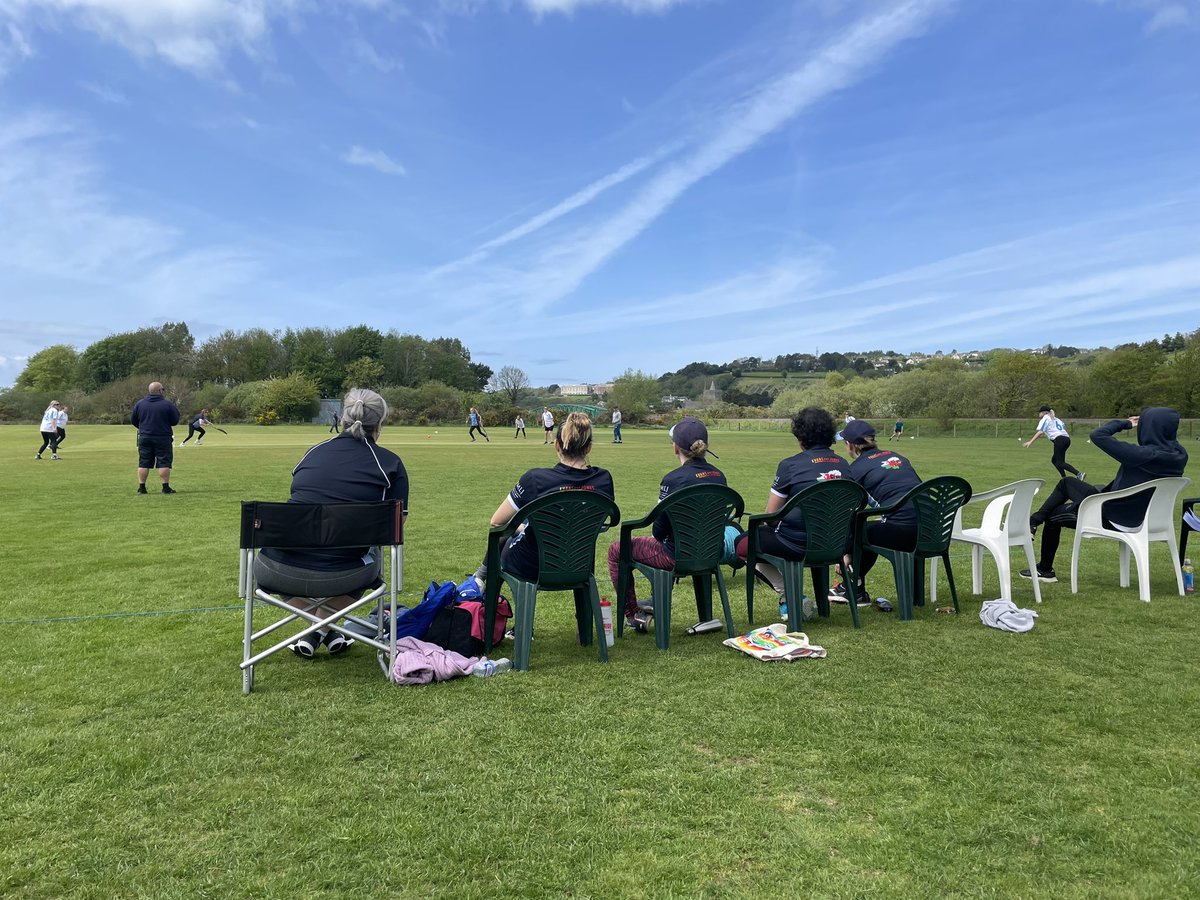 Merched <a href="/ccbronwydd/">Clwb Criced Bronwydd Cricket Club</a> wedi maesu yn erbyn Aberaeron ac yn agor y batio mae <a href="/jensjones/">Jenny Jones💙</a> a @jones_selina 
Diolch Aberystwyth am y Croeso.