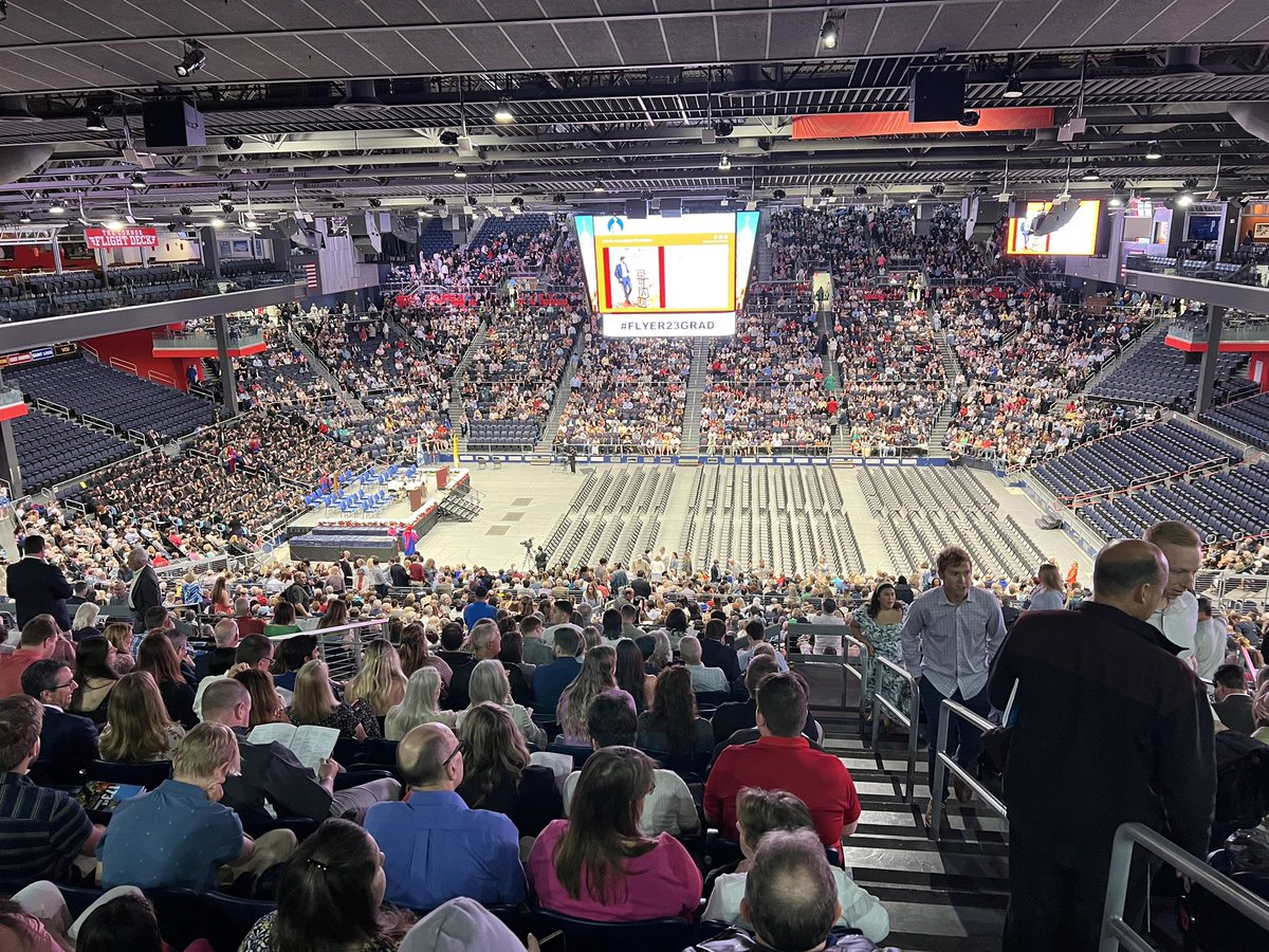 bsakes's tweet photo. #Flyer23Grad #GoFlyers https://t.co/FEVzLAyCQL