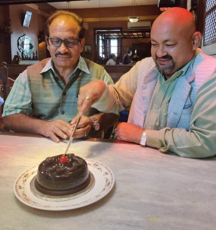 Railwhispers's tweet photo. घर के अंदर झूठों की मंडी है,
दरवाजे पर लिखा है, सच बोलो!
नदी में डूबने वाले सभी अपने थे,
नाव में छेद किसने किया, सच बोलो!
#SandeepSilas और #MSChalia की संयुक्त जीत
#ACC ने कल डंके की चोट पर कहा, काश, @sureshpprabhu ने #RailSamachar पढ़ा होता तो धूर्तों की कुटिल चाल से बच जाते.. https://t.co/NFXRxXZCtF