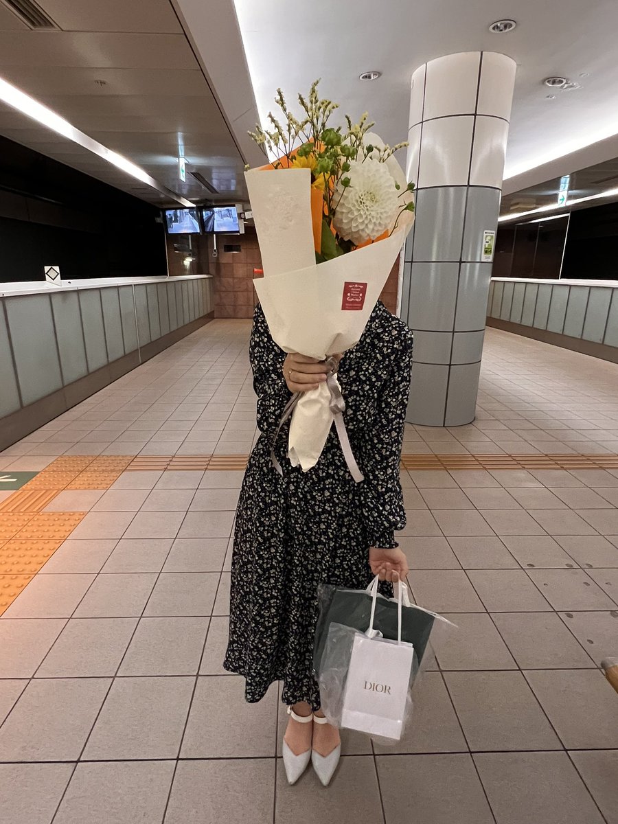 we011210's tweet photo. 大好きな彼女と半年記念日を迎えました〜
花束喜んでくれて嬉しかったなぁ。。
これからもヨロシクね^^
#日常垢 #記念日 #花束 #Dior #GW #彼女 #カップル #perfumeoilfactory #innisfree #いつもありがとう https://t.co/0IBhlBSfzs