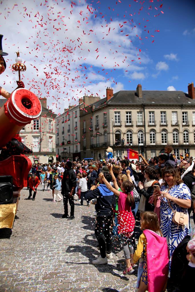 👑 À Nantes, le roi du #Carnaval ne s’appelle pas Charles mais Philippe !🤴🏼
Les chars s’élancent pour une belle après-midi sous une pluie de confettis.🎊🥳