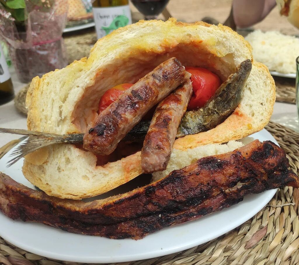 La Clotxa.

La clotxa és un plat que tradicionalment es feia per als treballadors del camp, ja que era una manera senzilla i econòmica d'alimentar-se durant les llargues jornades de feina. 
La clotxa es pa de pagès farcit  amb diferents ingredients, com ara sardines, botifar…