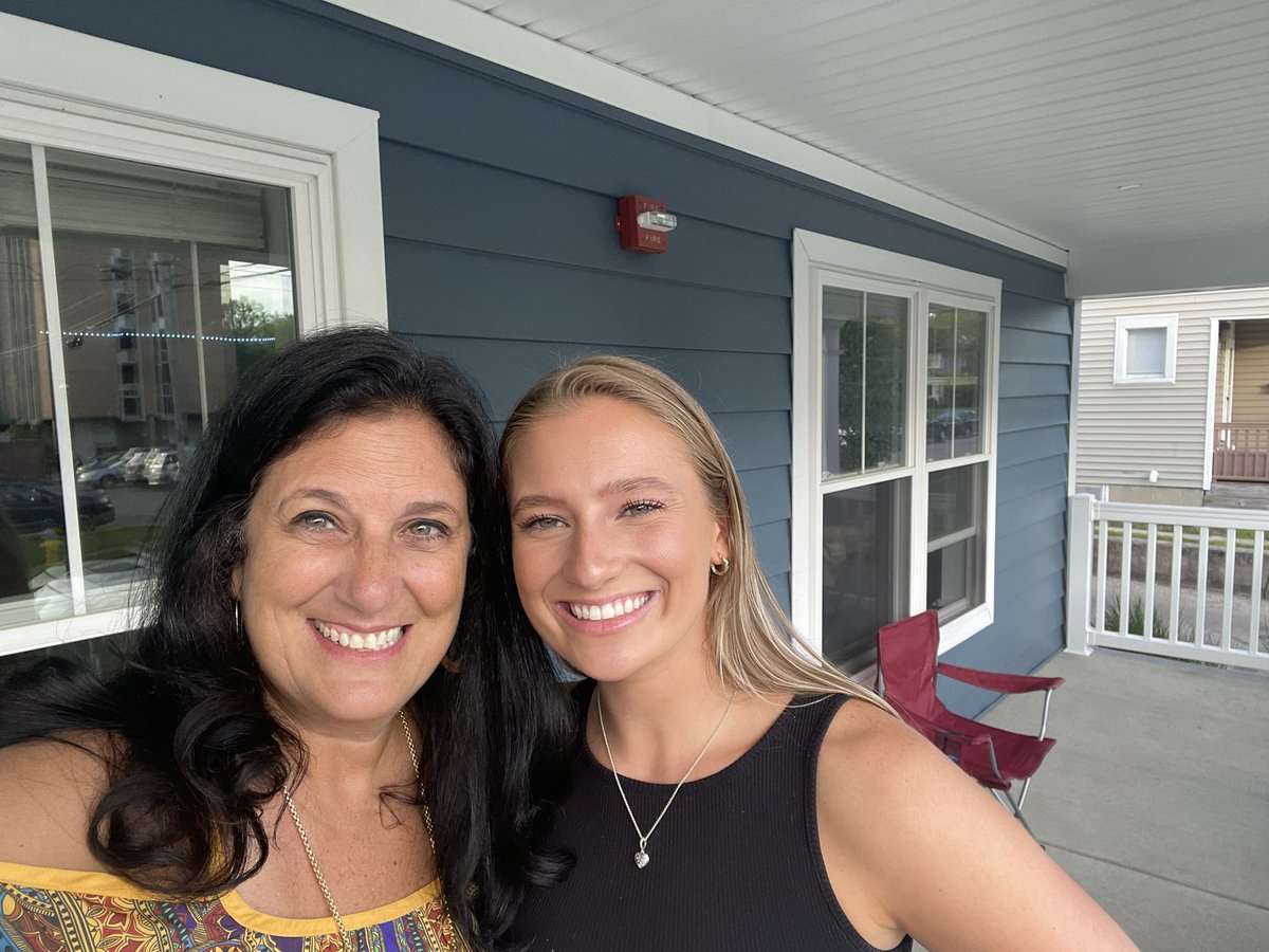 RitaPappasMD's tweet photo. #Flyer23Grad So proud of you @hanna_pappas on to your next adventure to law school ❤️❤️❤️ https://t.co/u6GBmJQCEO