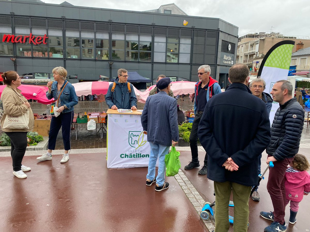 AntoineJouenne's tweet photo. Malgré la pluie, nous étions présents ce matin au marché cœur de ville @chatillon92320 pour la permenance des élus.
À l'écoute des Châtillonnais, de leurs questions, de leurs demandes et de leurs retours sur l'action municipale, mais aussi de leur avis sur la politique nationale. https://t.co/XT0wRu0tFZ