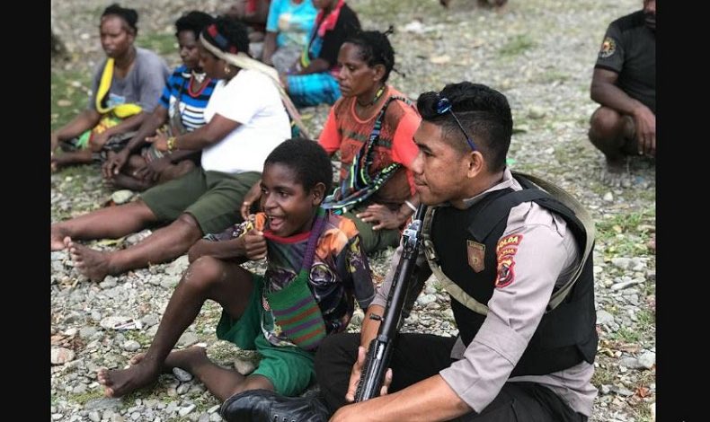 FaktaSepakbola's tweet photo. Selain merupakan Pemain Futsal professional di Black Steel Papua FC & Timnas Indonesia, Evan Soumilena juga merupakan seorang anggota kepolisian aktif yang saat ini betugas di Polres Mimika, Polda Papua dengan pangkat Briptu.

Statusnya sebagai anggota Polri diperoleh ketika Evan Soumilena menamatkan pendidikan Bintara Kepolisian di SPN Karombasan Manado, Polda Sulut pada 2016.🇮🇩🫡