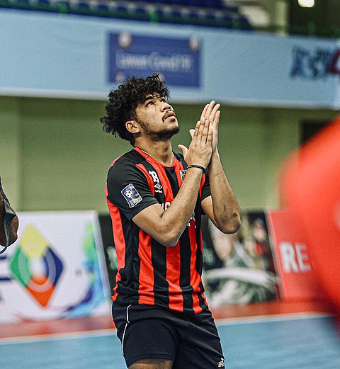 FaktaSepakbola's tweet photo. Selain merupakan Pemain Futsal professional di Black Steel Papua FC & Timnas Indonesia, Evan Soumilena juga merupakan seorang anggota kepolisian aktif yang saat ini betugas di Polres Mimika, Polda Papua dengan pangkat Briptu.

Statusnya sebagai anggota Polri diperoleh ketika Evan Soumilena menamatkan pendidikan Bintara Kepolisian di SPN Karombasan Manado, Polda Sulut pada 2016.🇮🇩🫡