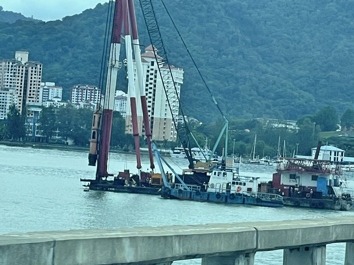 DVT1991's tweet photo. Just wondering what project is going on right next to Penang Bridge. Anybody can explain. @VisitPenang  #penang @MyPulauPinang https://t.co/bUcGd34R4f