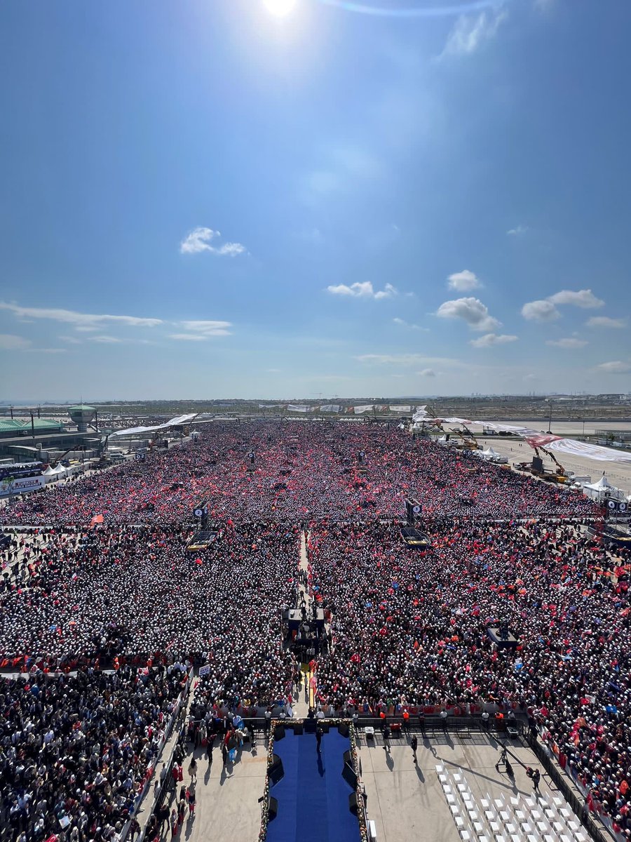 Cumhur İttifakı meydanlara sığmıyor 📷
#AtatürkHavalimanı
#MHPVatandır #MHPMillettir
#LideriDevletBAHÇELİdir
#YapBiBozkurtDünyaGörsün 📷