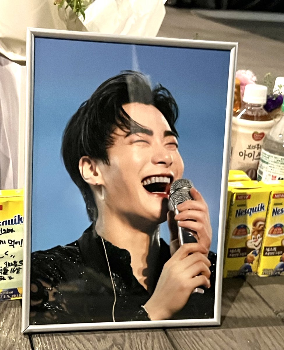 SaidLyrically's tweet image. 이 액자 뒤에 팬콘 사진 몇장 인화해서 붙여두었으니 혹시나 발견하신 분들 한장씩만 가져가세요 
내일은 다른 액자 뒤에 붙여놓을게요
마지막 사진 가져가시는분은 비닐까지 떼서 버려주시면 감사합니다