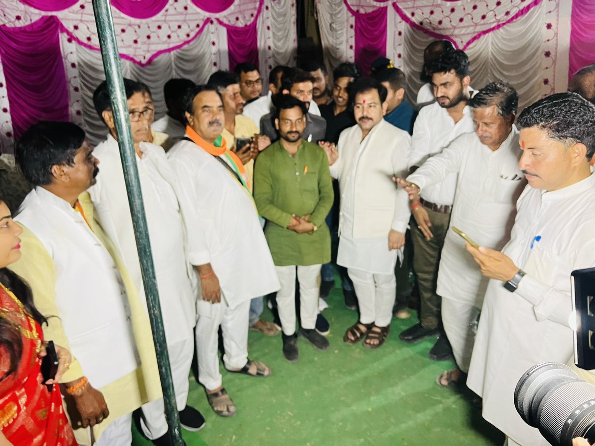 DevendraPSTomar's tweet photo. ज़िला पंचायत अध्यक्ष श्रीमती आरती गुर्जर जी के यहाँ विवाह समारोह शामिल में होकर कर बधाई दीं। https://t.co/qJBw5uUq5u
