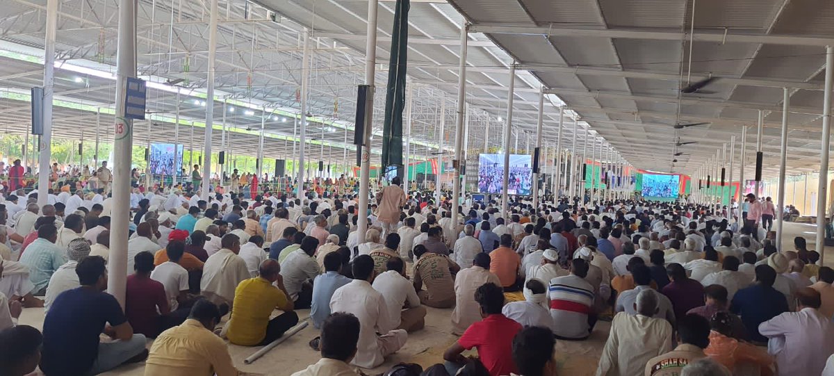 Kamalpreet0101's tweet photo. The celebration of DSS in Barnawa,UPwas great.lacs of followers from all over india gathered to do satsang ofmay.welfare work like:175 feeders were distributed under"Bird Nurturing"it left a lasting impression on all those who were lucky enough to be a part of it
#soulfullsunday https://t.co/hpwu7qGc8S