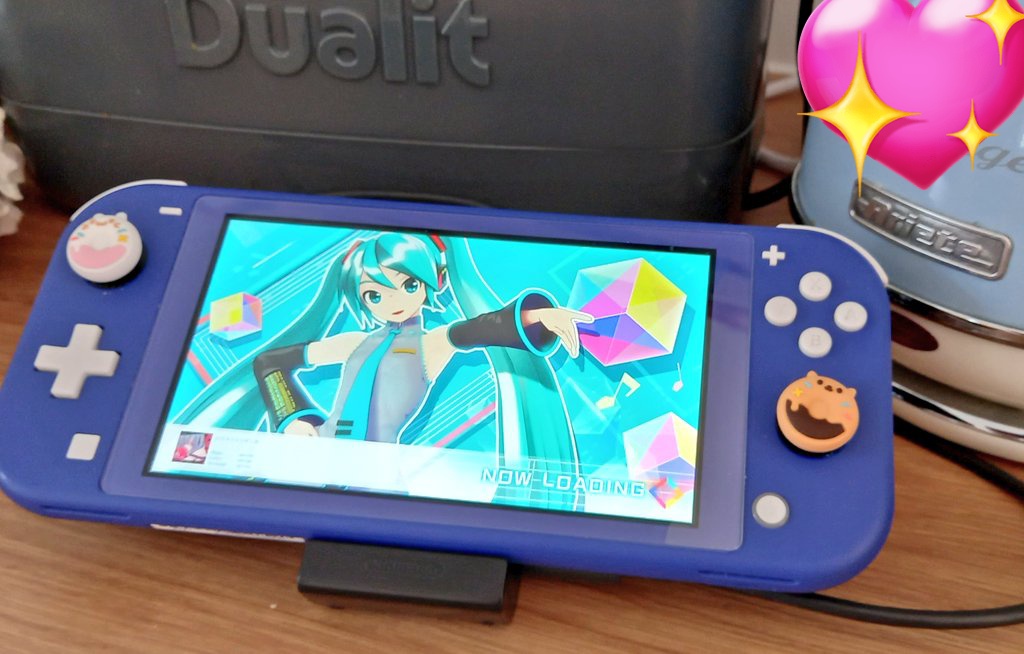 Nayuleska's tweet photo. Finally making use of the playlist feature so i can listen to my fave upbeat songs while i do chores #HatsuneMiku #Miku #ProjectDiva #Mega39 #NintendoSwitch #vocaloid https://t.co/C4EL5rteEF