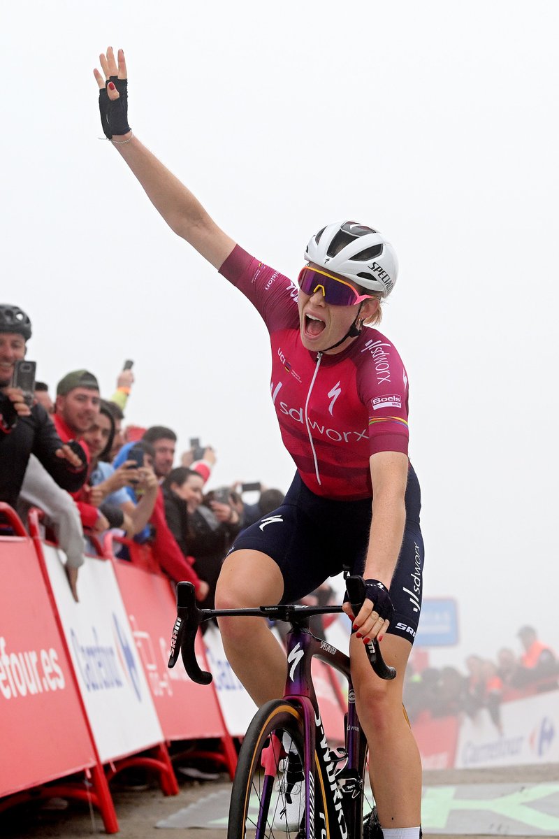 🏆Queen of Lagos de Covadonga: @demivollering 

🥇She leaves it all out on the road and reigns on Lagos de Covadonga! 

Demi wins the last stage victory of @LaVueltaFem. 

In the GC she comes 9' short to take the overall victory.  #wesparksuccess #LaVueltaFemenina 

📸@GettySport