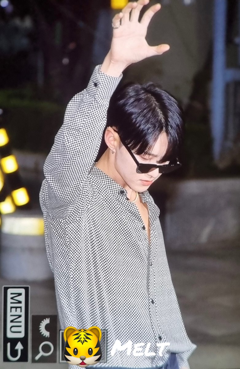Melt_hoshi's tweet photo. 230507 팬사인회 퇴근

ㅋㅋㅋㅋㅋㅋㅋㅋㅋㅋㅋㅋㅋㅋㅋㅋㅋㅋㅋㅋㅋㅋㅋㅋㅋㅋㅋㅋㅋ욱긴데 멋지고 난맄ㅋㅋㅋㅋㅋㅋㅋㅋㅋㅋㅋㅋㅋㅋㅋㅋㅋ

#세븐틴 #SEVENTEEN
#호시 #HOSHI #ホシ https://t.co/TZTvdPYlMW