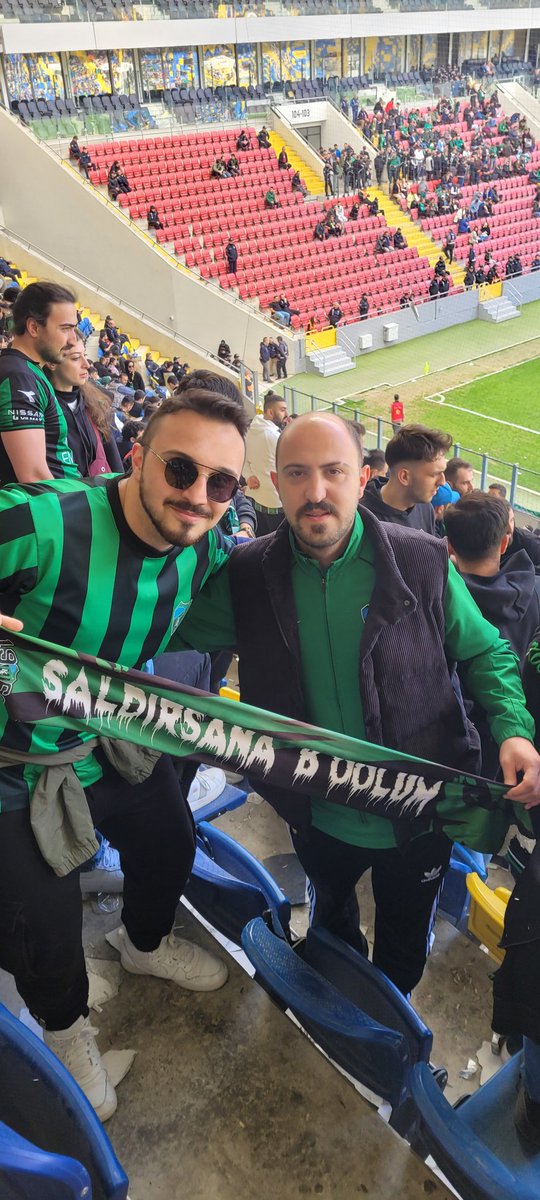 gultekintb's tweet image. Hadi bizi kesemiyon, şeklimizi de mi kesemiyon bee abii!! #oguzhanalpdogan #kocaelispor #şampiyon #tribün #hodrimeydan89 #ankara