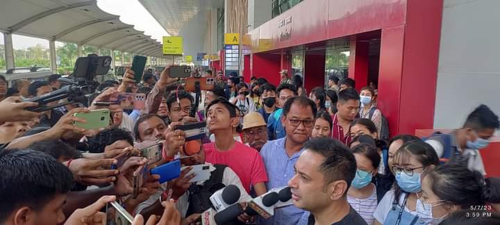 mangal_devbarma's tweet photo. Received Student From Manipur Bubagra @PradyotManikya 
Belai Khe No Mayagwnang Bubagra Sakbaithangni Rang Swbawi Manipuri Hasteo Rwngswrwngwi Tongnai Eba Student's Rokno Hasteo Kiphilwi Tubukha Tei Joto Tiprasa Eba Lukurokni Bwkhani Hamjakma Tongnai Bubagrani Thani https://t.co/qR2DCw3PPz
