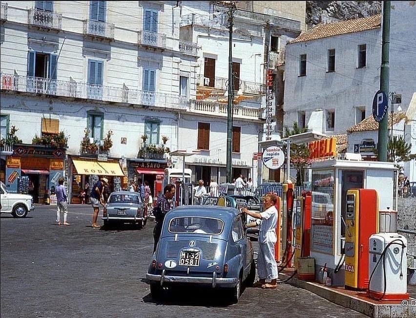 #flashbackfriday #fiatfriday #fiat600 #lanciaflaminia #pininfarina #coupe #shell #gasstation #savona #rivieradiponente #ligure #italy #50s #kodakchrome #photography #art #peoplephotography #lifestylephotography #carphotography  #beyondcoolmag #motion #travel #urban #life