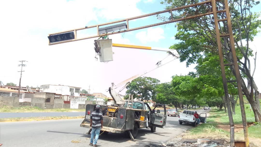Producto de un accidente de tránsito, el semáforo de Río Negro, de la avenida Guarapiche sufrió daños, que ya están siendo reparados, pedimos su colaboración, ya que el alcalde <a href="/OviedoPSUV/">Tito Oviedo</a> hace grandes esfuerzos por garantizar una Ciudad óptima en materia de servicios.
