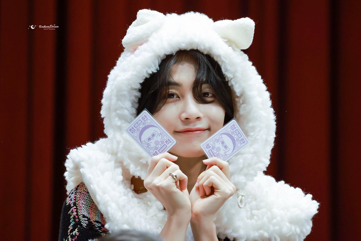 min9yu_tttop's tweet photo. duality of jeonghan today 🫠 https://t.co/x9l4iuhnuN