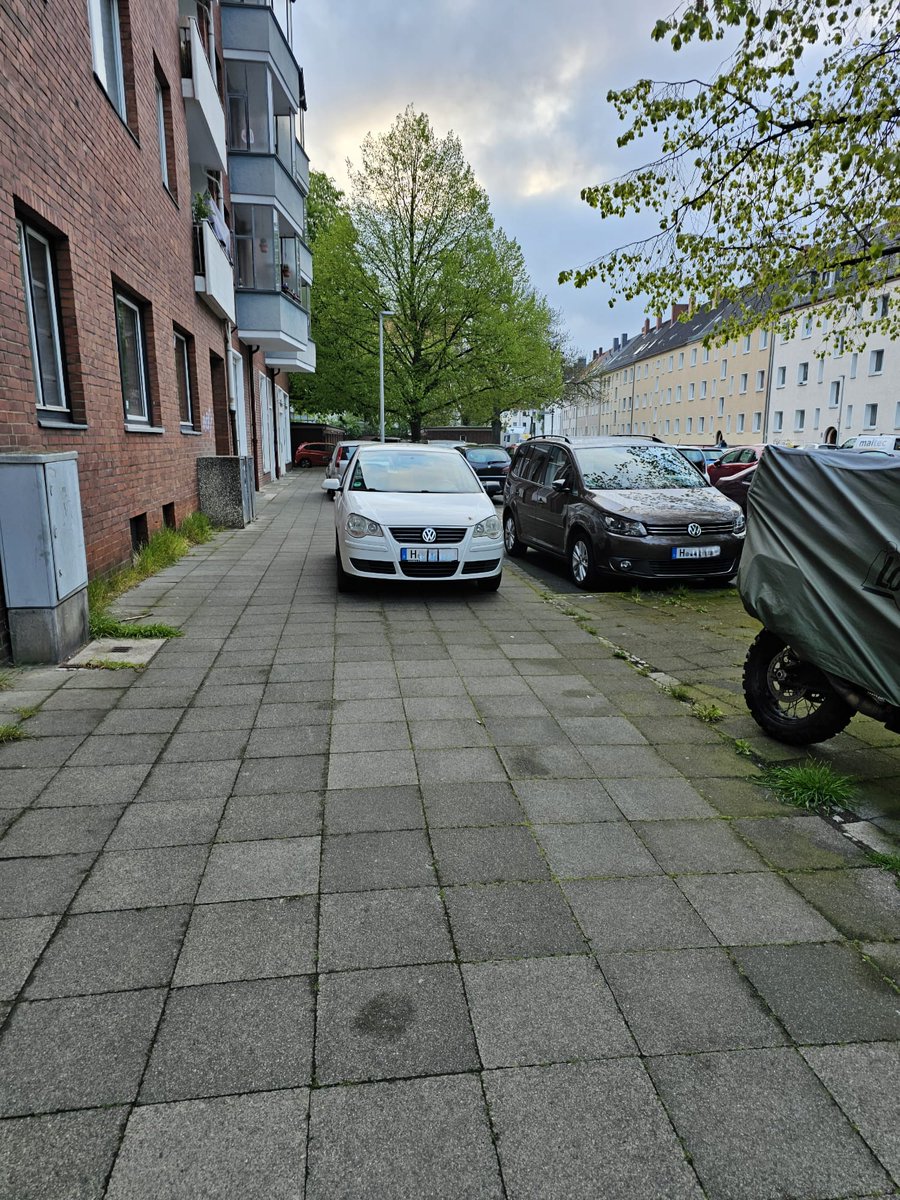 Na wer kann der Stadt <a href="/hannover/">Stadt Hannover</a> sagen wo dieser erweiterte Parkplatz ist um ein günstiges Ticket auszustellen? Inkl. #andieckeparkt oder ist die Zickzacklinie unter dem PKW nicht mehr?